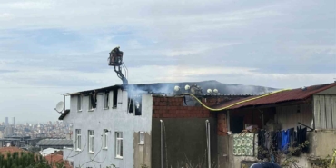 Maltepe’de binanın çatısı alev alev yandı
