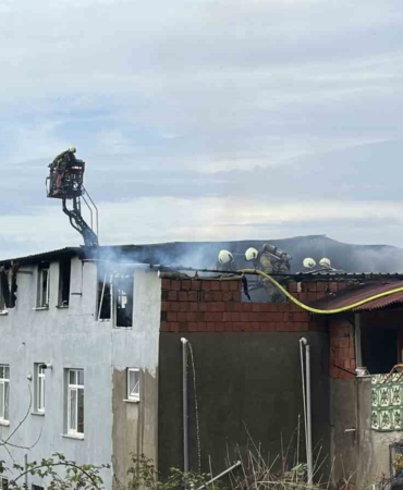 Maltepe’de binanın çatısı alev alev yandı