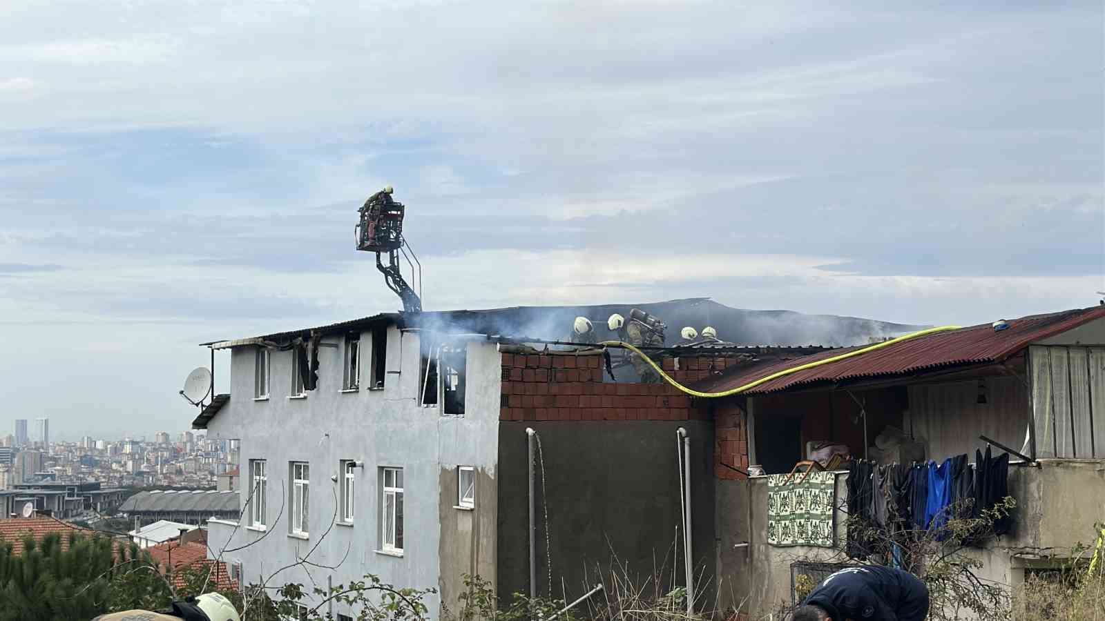 Maltepe’de binanın çatısı alev alev yandı