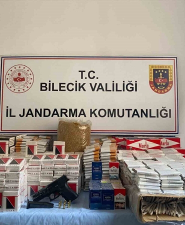 Jandarmanın baskın yaptığı evde kaçak tütün ve ruhsatsız silah ele geçirildi