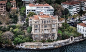 İstanbul Boğazı’nın en ihtişamlı binalarından Zeki Paşa Yalısı yeni sahibini bekliyor