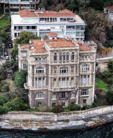 İstanbul Boğazı’nın en ihtişamlı binalarından Zeki Paşa Yalısı yeni sahibini bekliyor