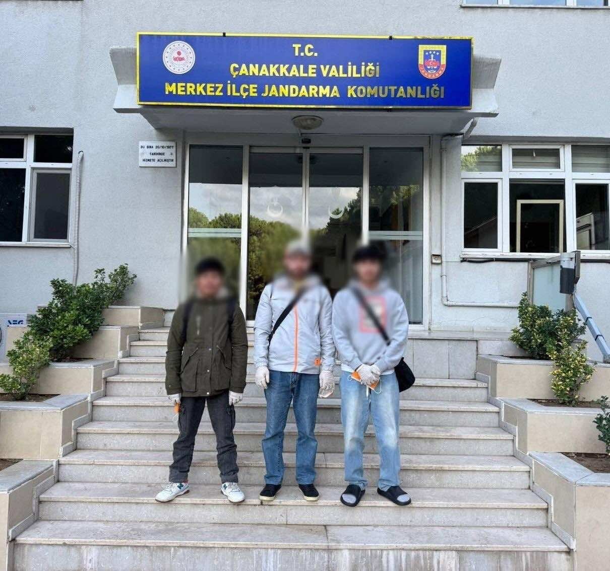 Çanakkale’de jandarmadan göçmen kaçakçılığı operasyonu: 3 organizatör ile 27 kaçak göçmen yakalandı