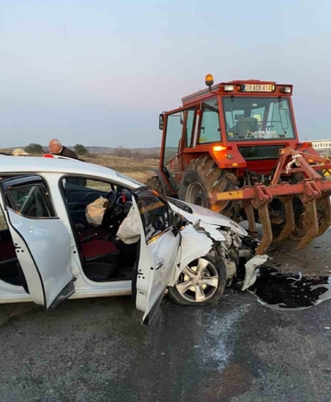 Kırklareli’de traktör ile otomobil çarpıştı: 2 yaralı