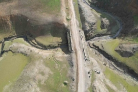 Su seviyesi düşen Gökçe Barajı’nda tarihi yolun kalıntıları gün yüzüne çıktı