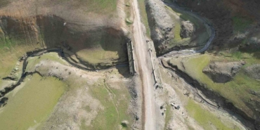 Su seviyesi düşen Gökçe Barajı’nda tarihi yolun kalıntıları gün yüzüne çıktı