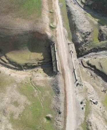 Su seviyesi düşen Gökçe Barajı’nda tarihi yolun kalıntıları gün yüzüne çıktı