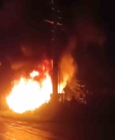 Bursa’da trafo yangını meyve kasalarına sıçradı