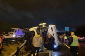 TEM’de tır devrildi, kasadaki granül yola saçıldı: 1 yaralı