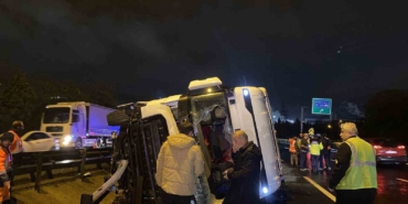 TEM’de tır devrildi, kasadaki granül yola saçıldı: 1 yaralı