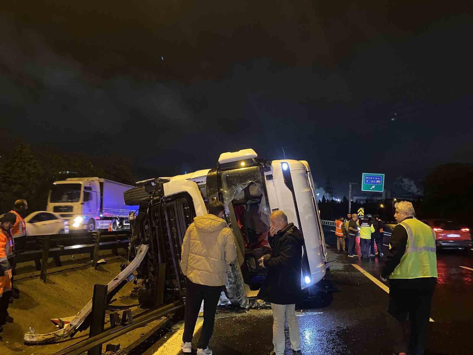 TEM’de tır devrildi, kasadaki granül yola saçıldı: 1 yaralı