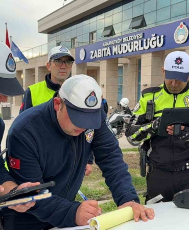 Trafikten kaçmak için kaldırıma çıktı: 2 bin 309 lira ceza yedi