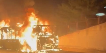 Eyüpsultan Kemerburgaz yolunda İETT otobüsünde yangın çıktı. Olay yerine itfaiye ekipleri sevk edildi. Yangın sırasında otobüsün boş olduğu öğrenildi.