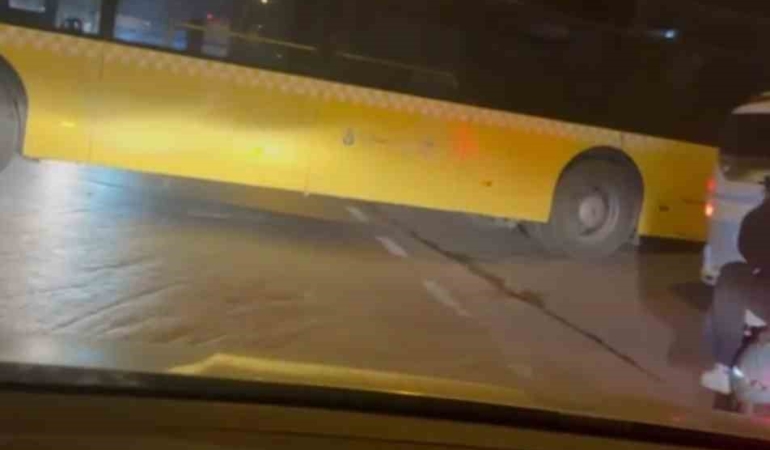 Ataşehir’de dönüş yapmak isteyen otobüs yolda sıkıştı