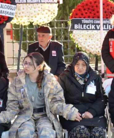 Bilecikli şehidin evinde helallik alınırken kardeşi abisinin üniformasını giydi