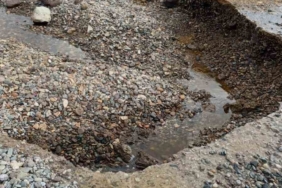 Çanakkale’de yaşanan sağanak yağış nedeniyle Kadırga Koyu sahil yolu kapandı