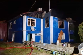 İki katlı evin üst katı alev topuna döndü