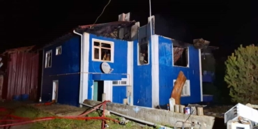 İki katlı evin üst katı alev topuna döndü