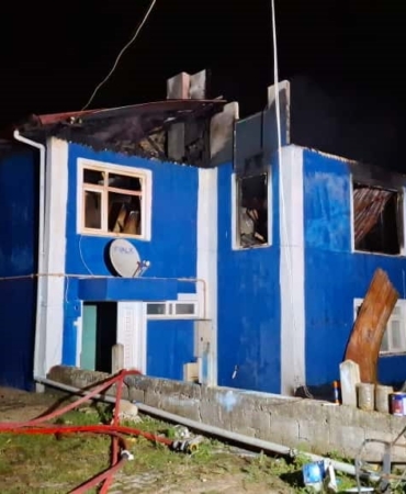 İki katlı evin üst katı alev topuna döndü