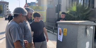 Fotoğrafı gören uzun uzun baktı: "Kızlarınızı bu adamdan uzak tutun" yazılı afişler ortalığı karıştırdı