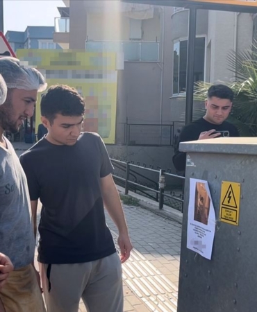 Fotoğrafı gören uzun uzun baktı: "Kızlarınızı bu adamdan uzak tutun" yazılı afişler ortalığı karıştırdı