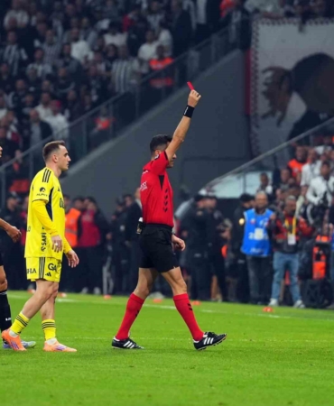 Beşiktaş’ın kaptanı Orkun Kökçü, Fenerbahçe derbisinde kırmızı kart gördü!
