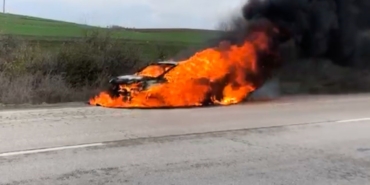 Edirne’de otomobil alev alev yandı