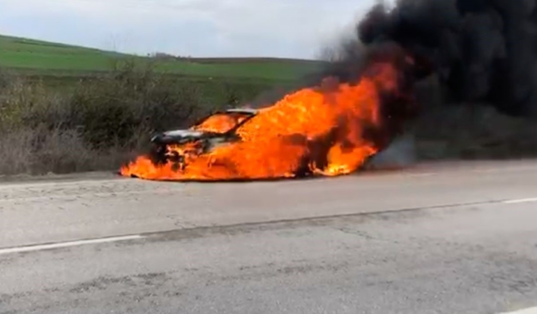 Edirne’de otomobil alev alev yandı