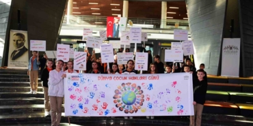Osmangazi’de çocuklar haklarını öğrendi, pankartlarına yansıttı