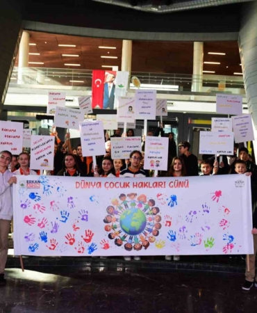 Osmangazi’de çocuklar haklarını öğrendi, pankartlarına yansıttı