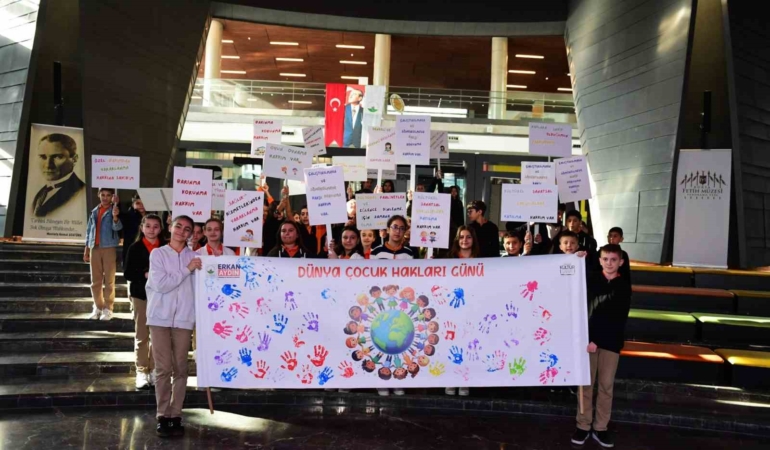 Osmangazi’de çocuklar haklarını öğrendi, pankartlarına yansıttı