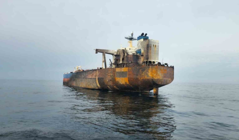 Vurulan tanker KAIROS’ta sızıntı tespit edildi