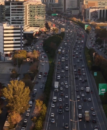 Ara tatilin bitmesiyle İstanbul’da trafik yoğunluğu yüzde 80’e ulaştı