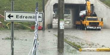 Edremit’te sağanak yağış hayatı felç etti