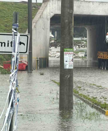 Edremit’te sağanak yağış hayatı felç etti