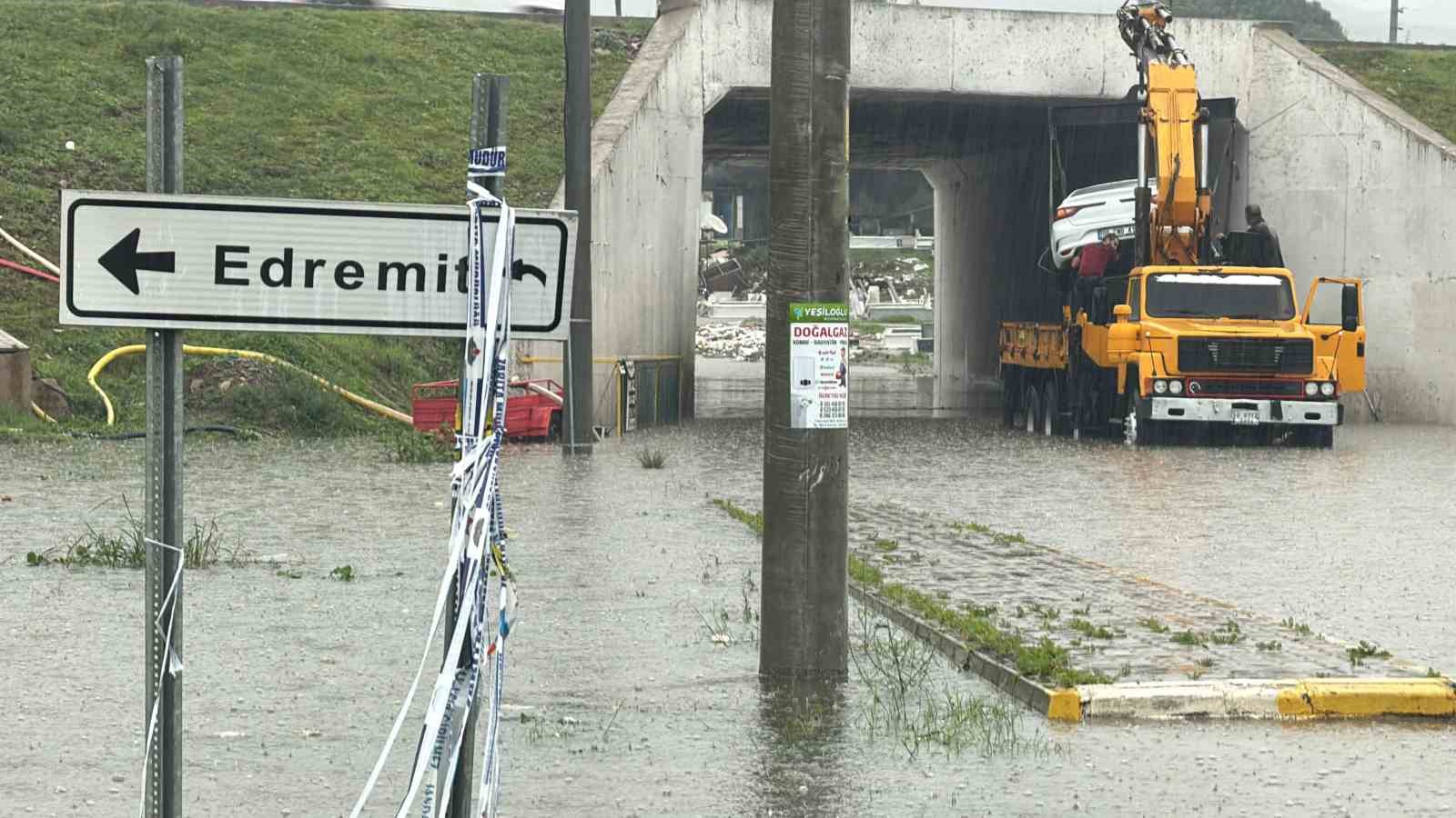 Edremit’te sağanak yağış hayatı felç etti