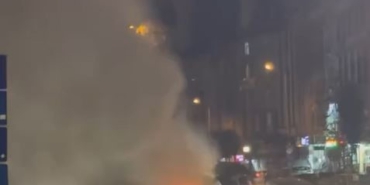 Arnavutköy’de seyir halindeki servis aracı alev alev yandı