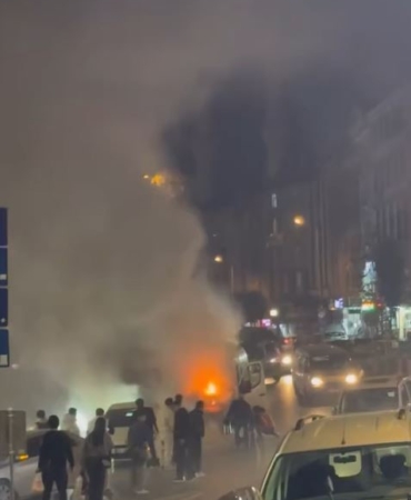 Arnavutköy’de seyir halindeki servis aracı alev alev yandı