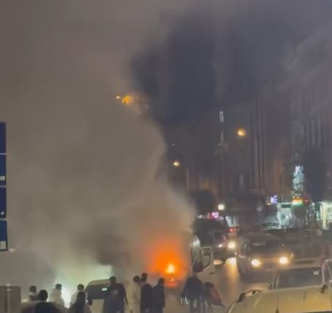 Arnavutköy’de seyir halindeki servis aracı alev alev yandı