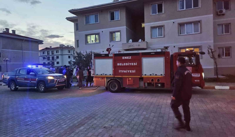 Apartmanda komşusunu öldürdükten intihar etti