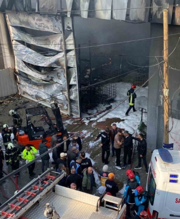 Parfüm dolum tesisinde çıkan yangıda 6 işçinin içeride olduğu iddia edildi