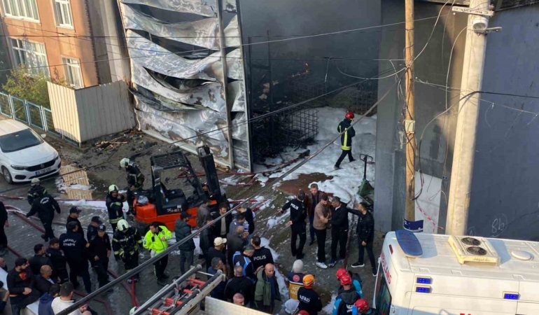 Parfüm dolum tesisinde çıkan yangıda 6 işçinin içeride olduğu iddia edildi