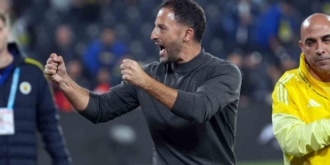 Tedesco, galibiyet sonrası tribünleri turladı