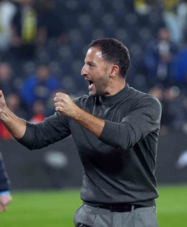 Tedesco, galibiyet sonrası tribünleri turladı