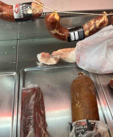 Kasap dükkanının üretim bölümüne giren zabıtalar şok oldu