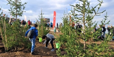 6 öğrenci topluluğu fidanları toprakla buluşturdu