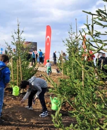 6 öğrenci topluluğu fidanları toprakla buluşturdu
