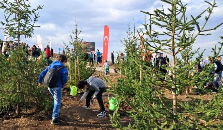 6 öğrenci topluluğu fidanları toprakla buluşturdu