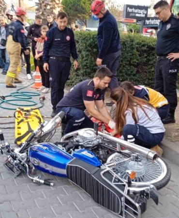 Motosiklet kazasında yaralının sıkışan ayağını itfaiye kurtardı