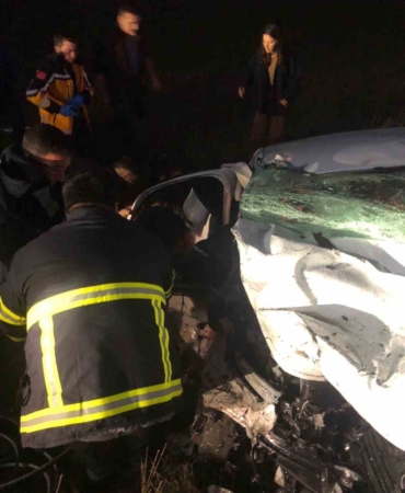 İki otomobil kafa kafaya çarpıştı: 7 yaralı